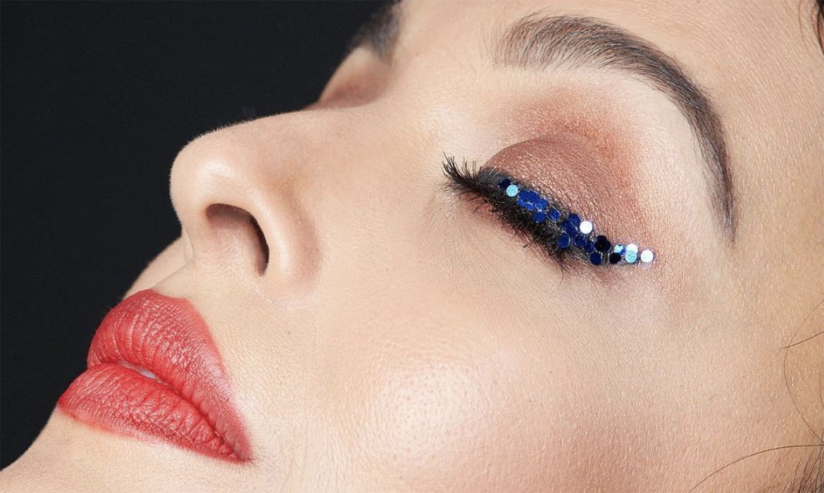 La purpurina en los ojos es maquillaje glitter en estado puro. Añádela a modo de doble delineado y remata con una máscara de pestañas como Lash Paradise de L’Oréal Paris que no se dejará eclipsar.